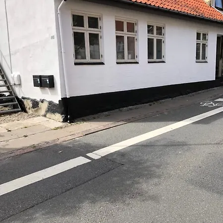 Hyggelig Byhus I Stueplan Med Solrig Gardhave Ubytování v soukromí