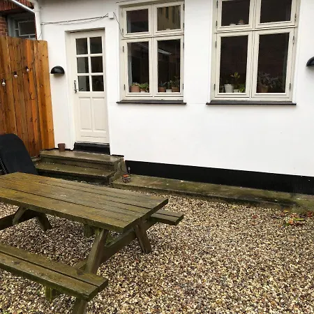 Homestay Hyggelig Byhus I Stueplan Med Solrig Gardhave *