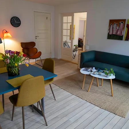 Hyggelig Byhus I Stueplan Med Solrig Gardhave