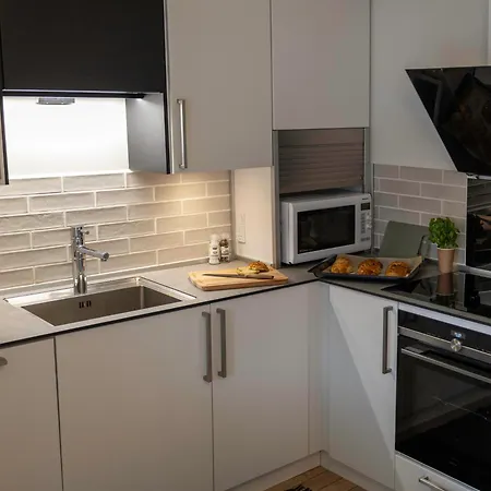 Hyggelig Byhus I Stueplan Med Solrig Gardhave *