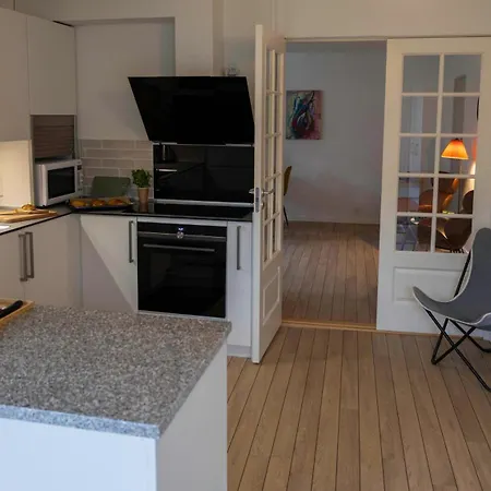 Hyggelig Byhus I Stueplan Med Solrig Gardhave Homestay *
