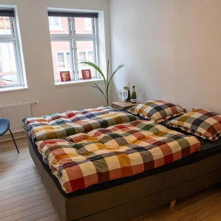 Homestay Hyggelig Byhus I Stueplan Med Solrig Gardhave *