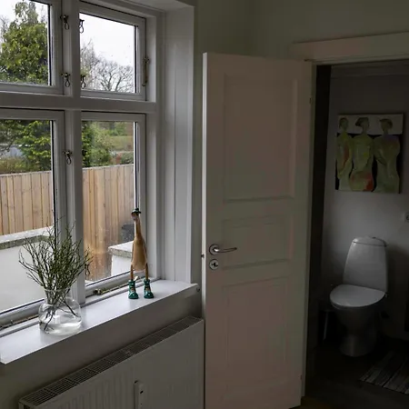 Hyggelig Byhus I Stueplan Med Solrig Gardhave Homestay *