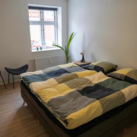 Homestay Hyggelig Byhus I Stueplan Med Solrig Gardhave