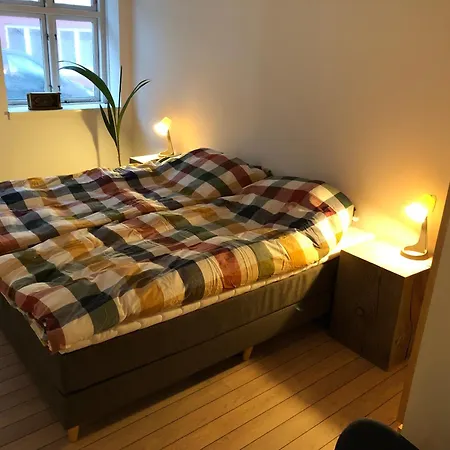 Hyggelig Byhus I Stueplan Med Solrig Gardhave *