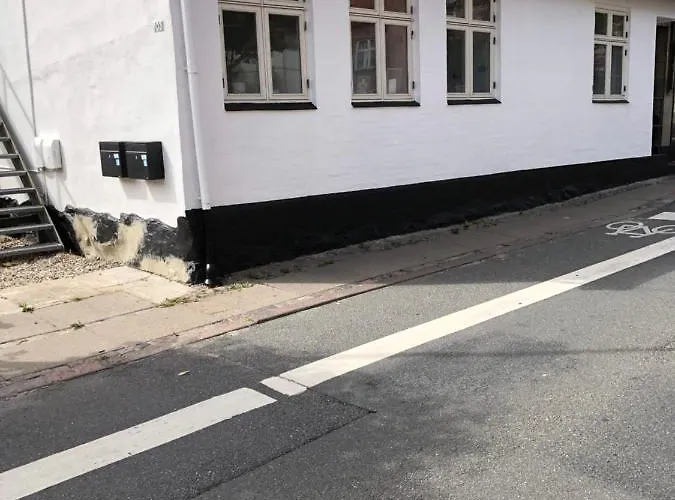 Hyggelig Byhus I Stueplan Med Solrig Gardhave בית אירוח