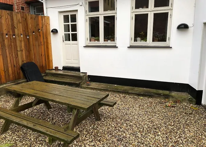 בית אירוח Hyggelig Byhus I Stueplan Med Solrig Gardhave *