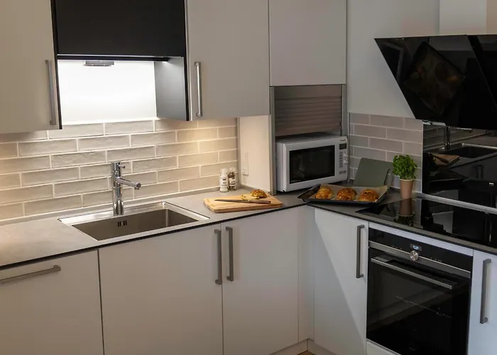 Hyggelig Byhus I Stueplan Med Solrig Gardhave *